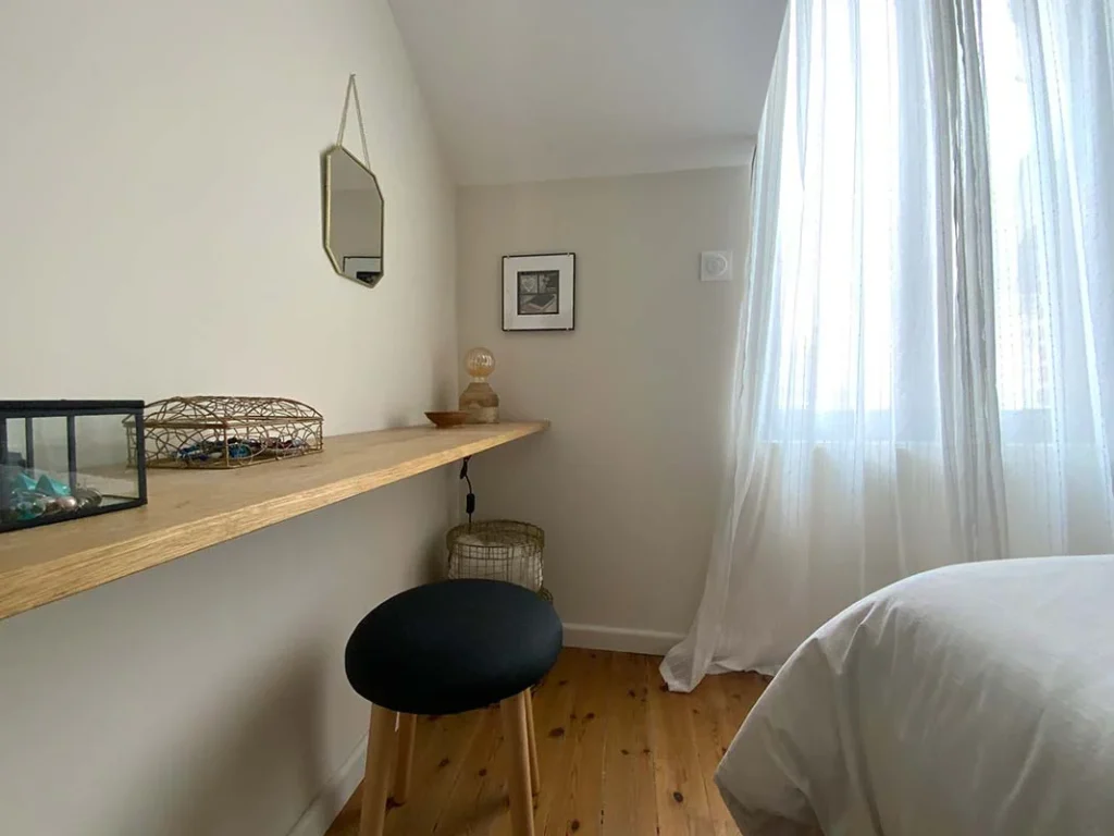 Chambre parentale avec coiffeuse – décoration intérieure par Claire décoratrice à Arras
