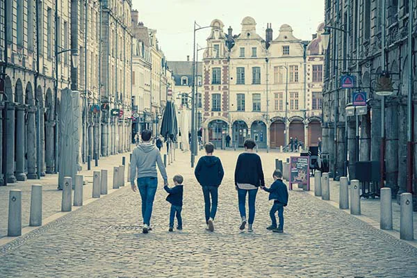 Photo de famille illustrant l'approche personnalisée de Claire décoratrice à Arras