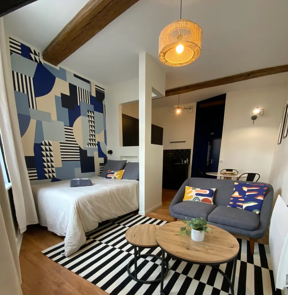 Chambre d'appartement meublé de tourisme décorée par Claire décoratrice sur les Places d'Arras