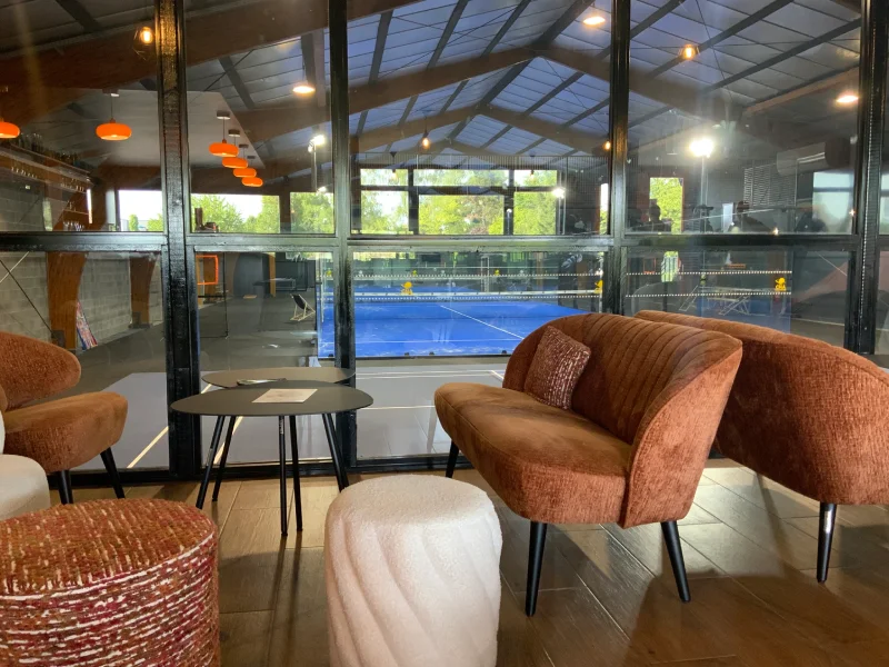 Salon ouvert devant une piscine – décoration intérieure et extérieure par Claire décoratrice à Arras