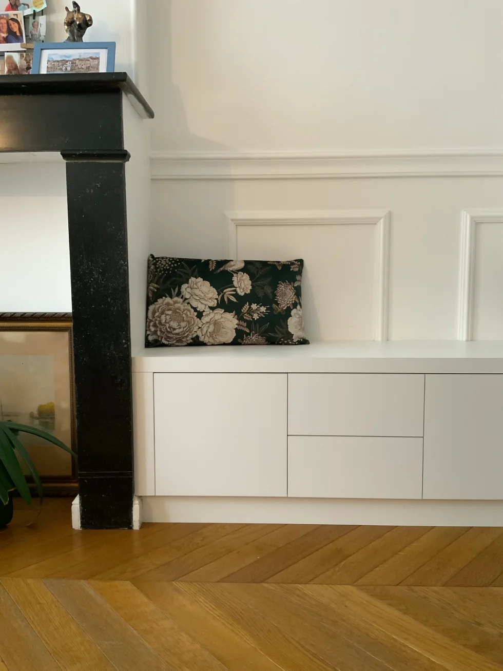 Zoom sur un coussin décoratif dans un salon aménagé à Arras – détail déco par Claire décoratrice