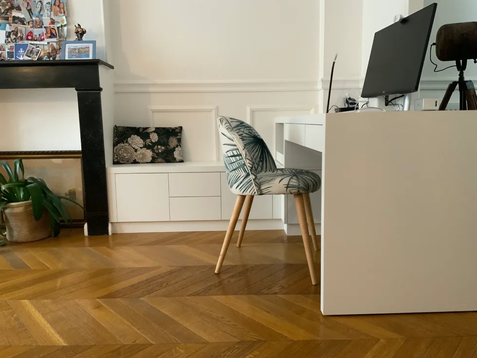 Chaise et bureau dans un projet de conception de meuble sur mesure par Claire décoratrice à Arras