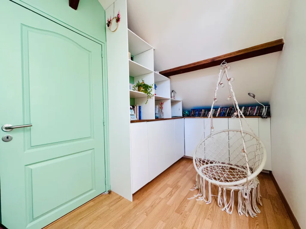 Chambre avec coussins décoratifs – projet de conception de meuble sur mesure par Claire décoratrice Arras