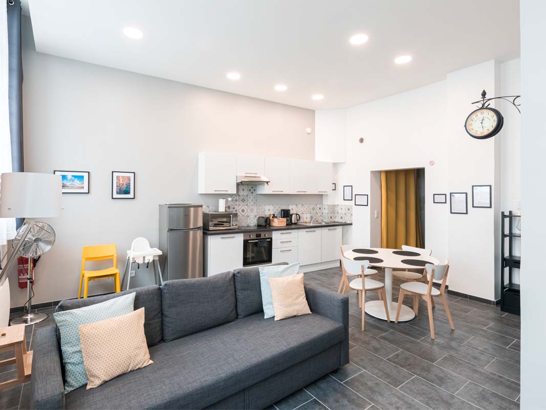 Appartement pour de la location de tourisme. Airbnb. Ambiance scandinave. Touches de jaune, meubles clairs. Grande hauteur sous plafond. Aménagement décoration intérieur Lens
