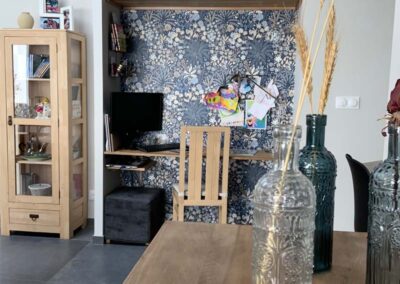 Bureau dans un salon séjour. Bureau entre deux murs de placo, plan de travail en chêne. Papier peint fleuri, Aménagement décoration intérieur Douai