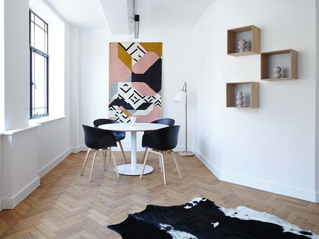 Déco intérieur appartement coin repas. Table blanche, chaises noires, étagères en bois. Home Staging Arras Hauts-de-France