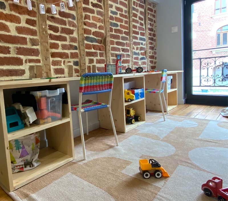 Déco salle de jeux enfants. Meubles sur mesure, rangements, petites chaise, murs en briques apparentes. Déco salle de jeux enfants