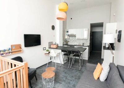 Décoration appartement meublé de tourisme Airbnb. Ambiance scandinave, touches de jaune. Aménagement décoration intérieur Calais