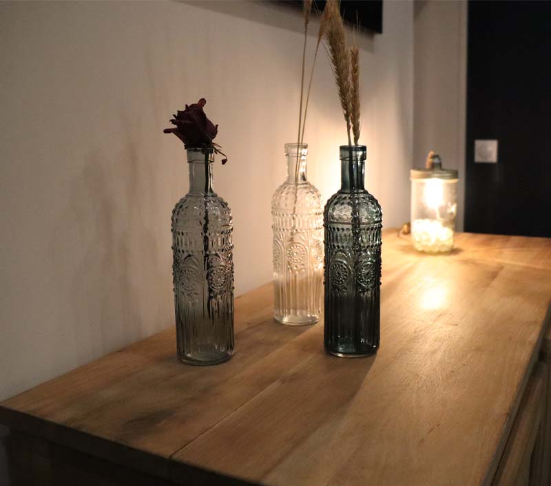 Décoration séjour vases. Lumière d'ambiance. Buffet en bois. Prestations Tarifs décoration intérieur Arras